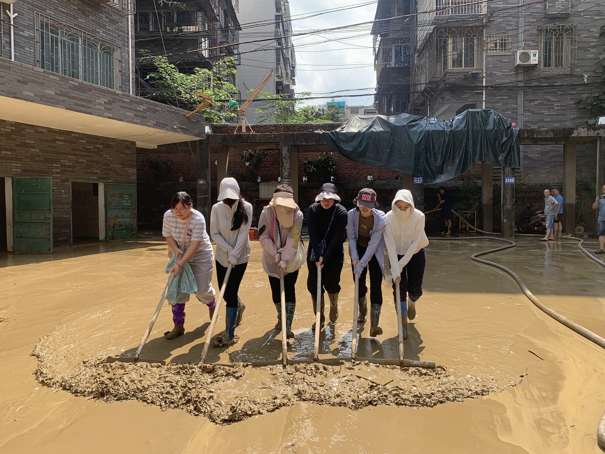 城中区人社部门党员干部清理居民区淤泥.jpg