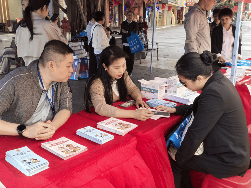 图为帮助居民线上办理医保 (1).png