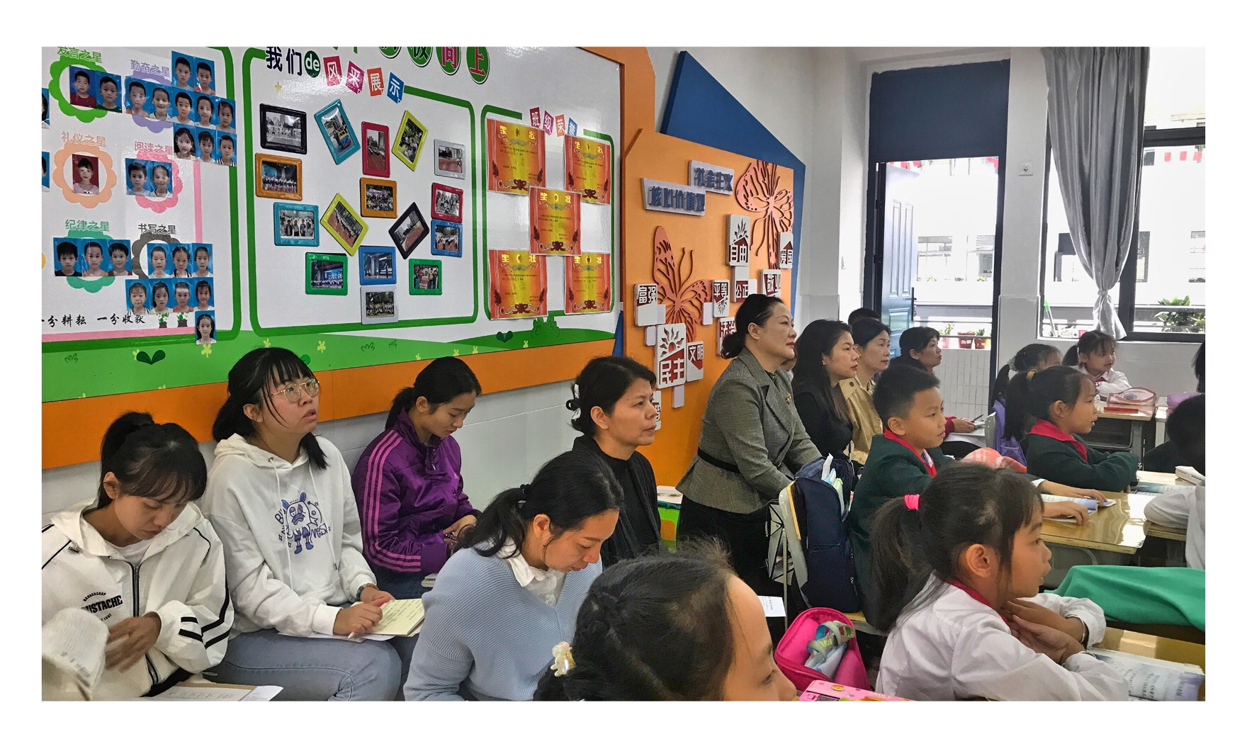 图2专家们 以及三年级组内老师在认真听课.jpg