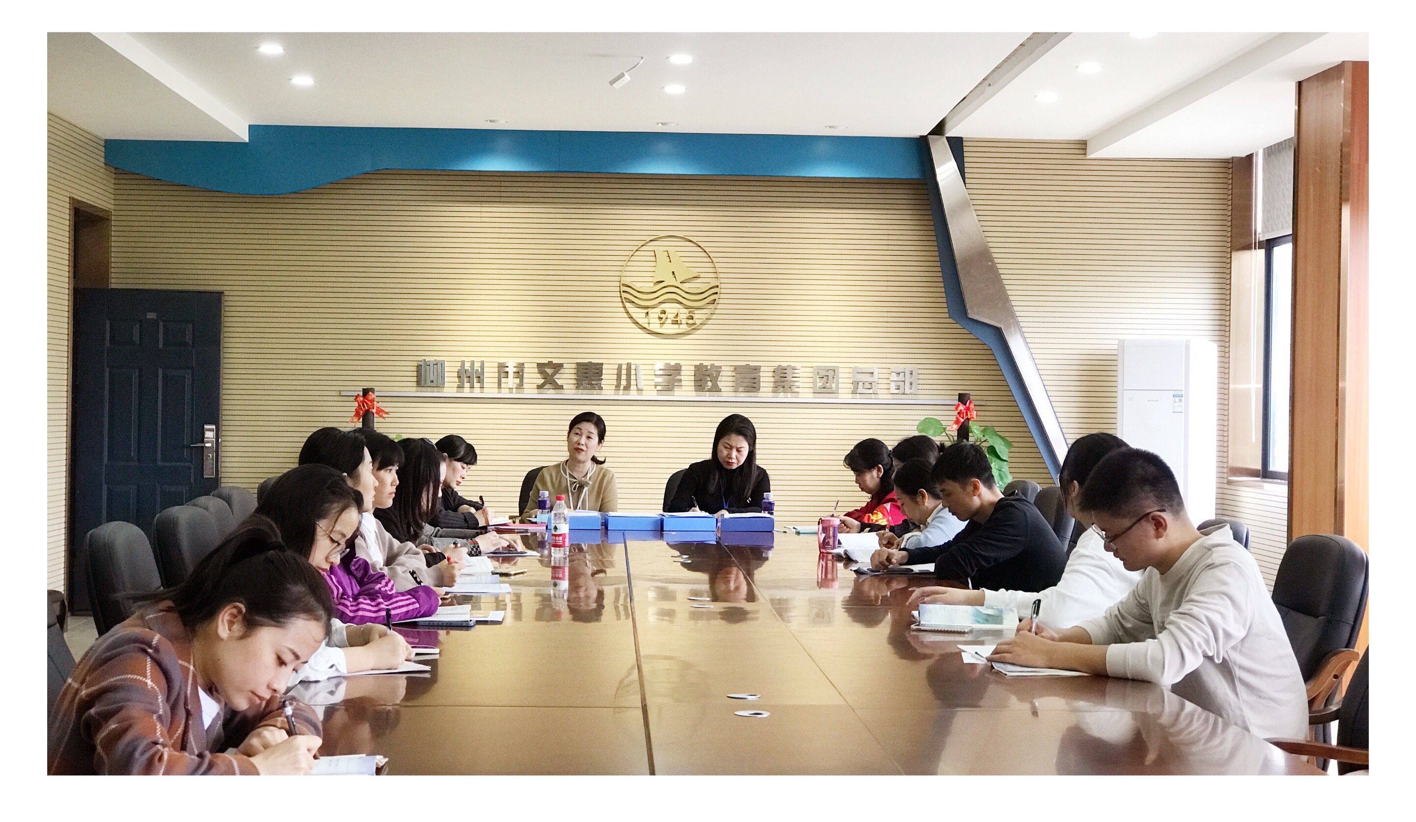 图4 吴帆老师在给老师评课.jpg