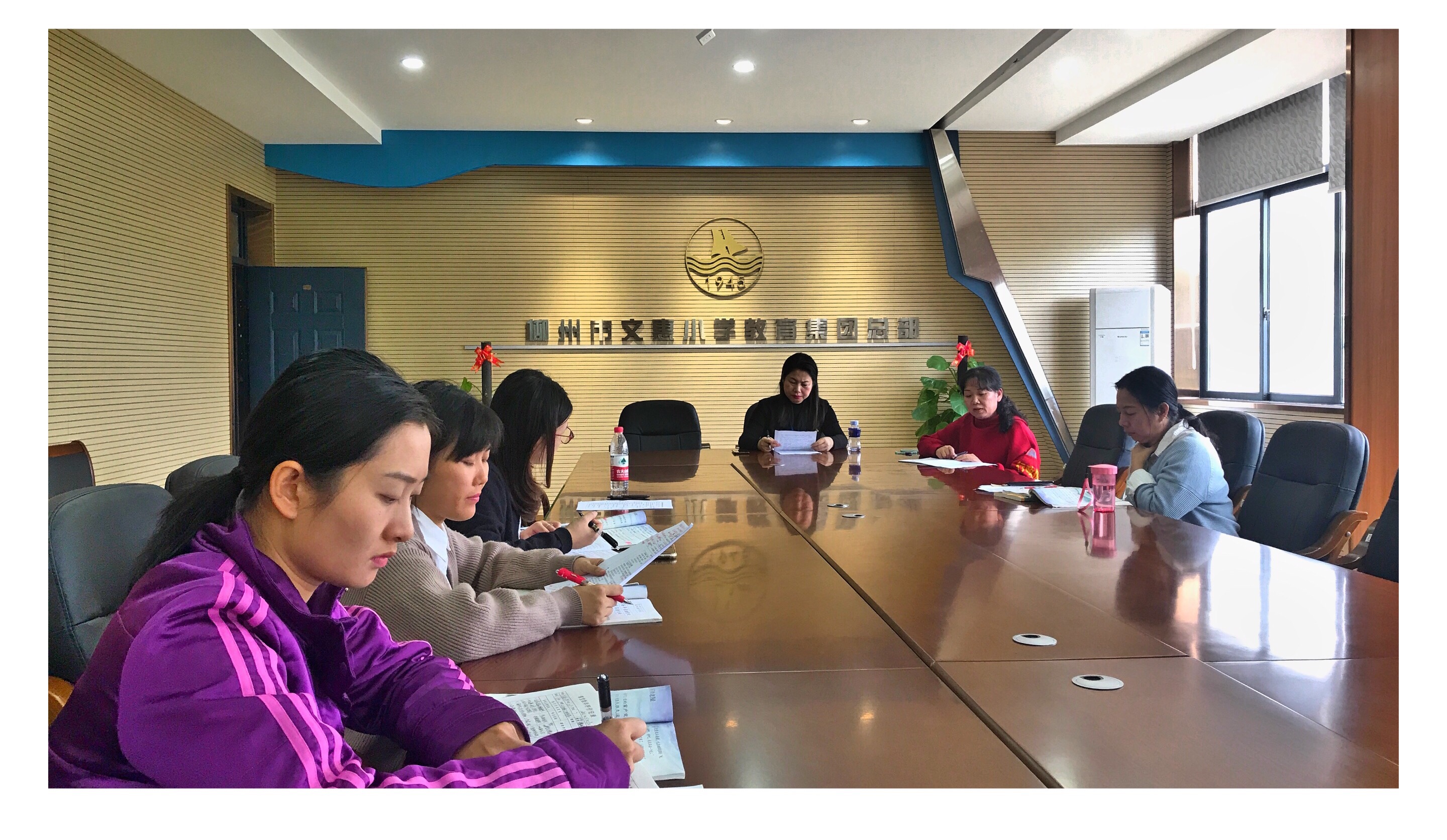 图5 潘书记在给老师们教学建议.jpg