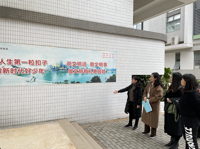 图2.吴帆、吕柳萍两位责任督学查看校园文化建设.png