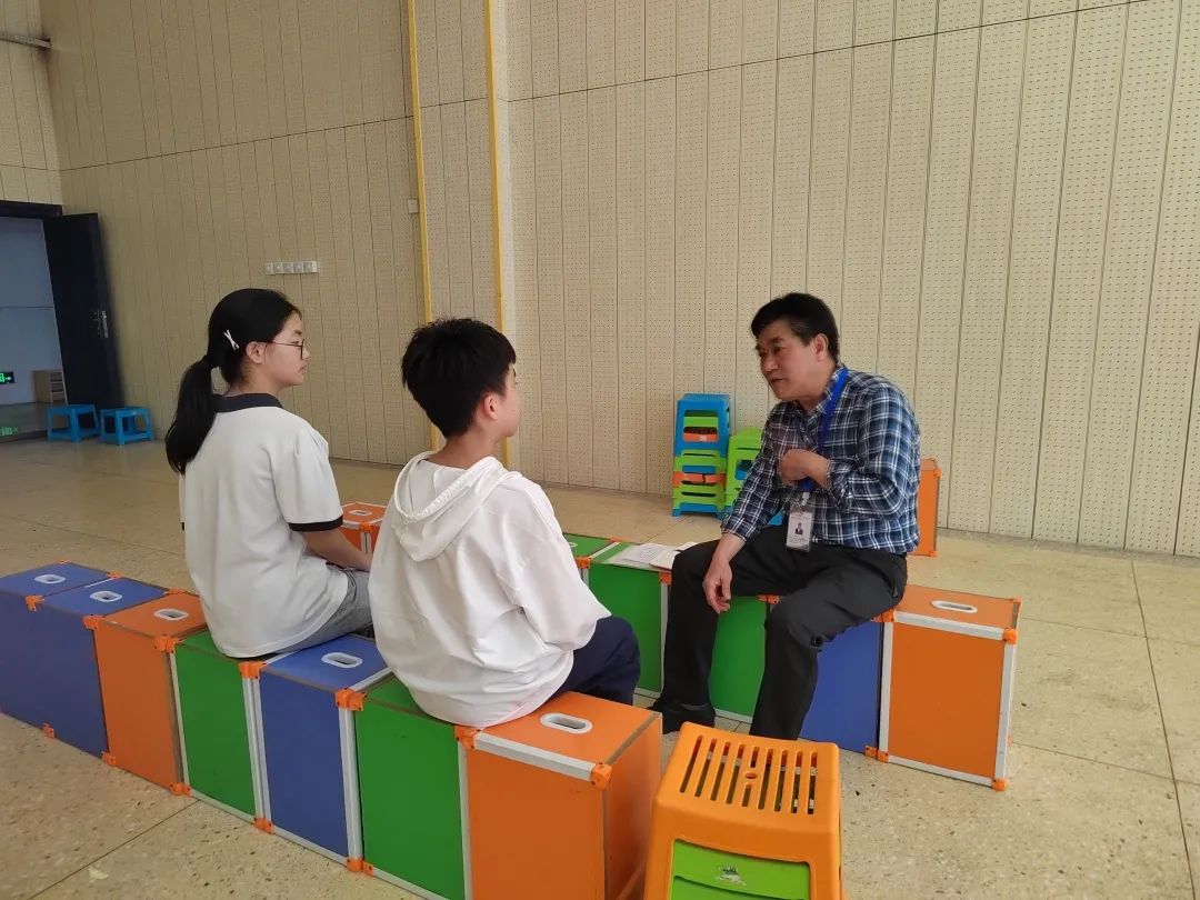 督学在与学生进行交谈1.jpg