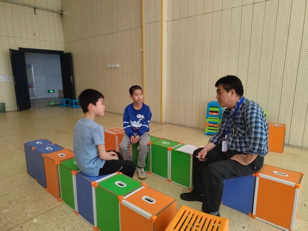 督学在与学生进行交谈2.jpg