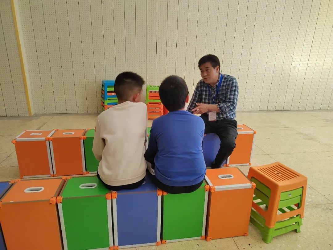 督学在与学生进行交谈6.jpg
