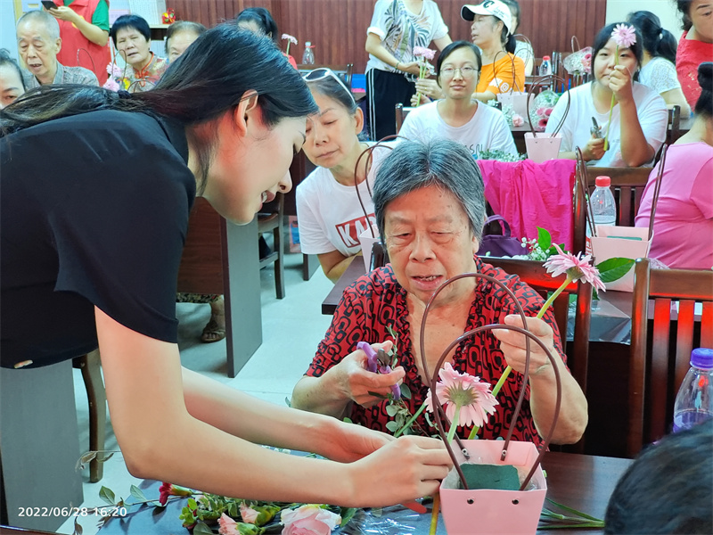 图为花艺老师在指导党员群众插花.jpg
