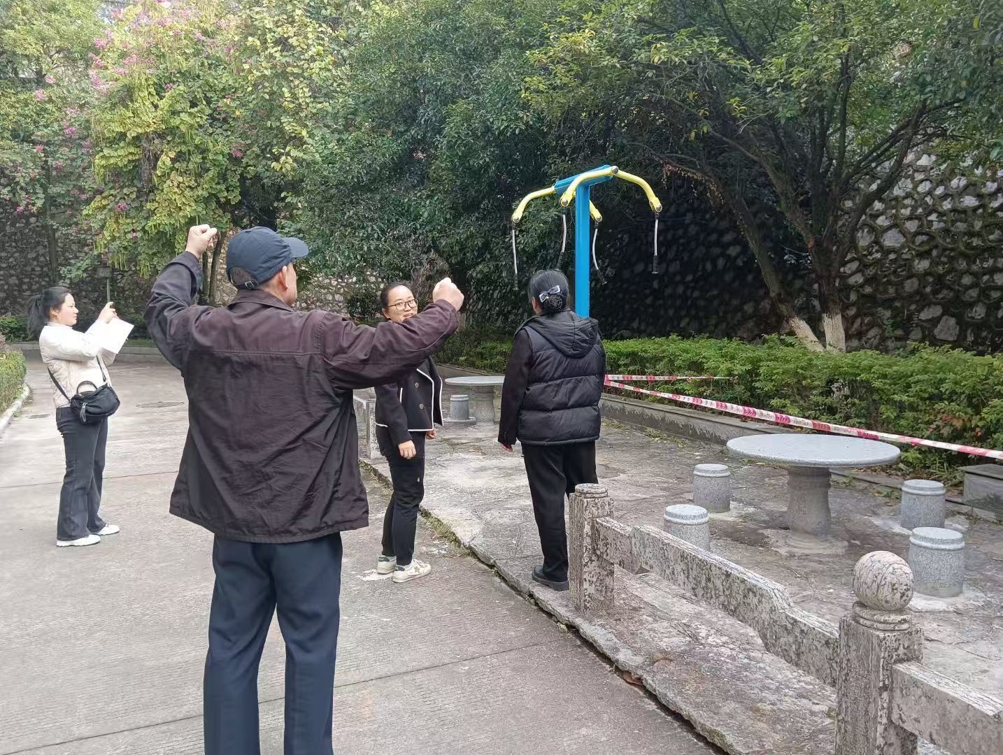 山水社区安装文体健身器材---办好为民实事.jpg