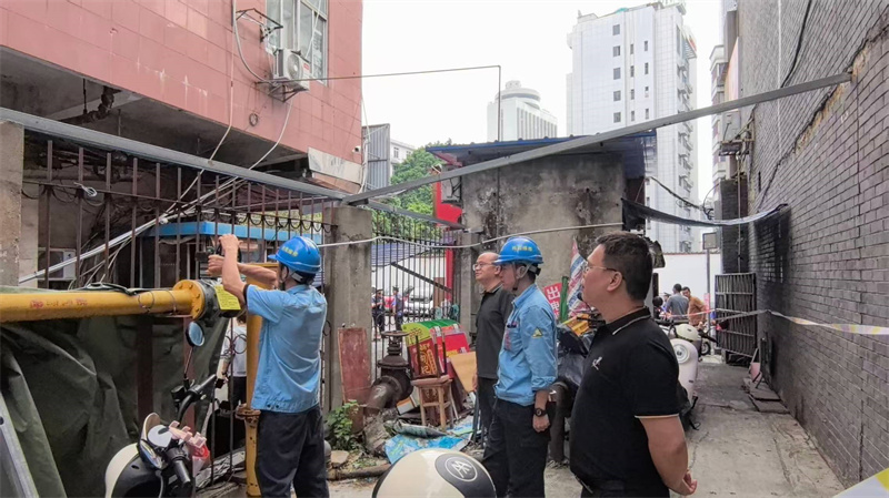 中南街道相关领导监督通气现场.jpg