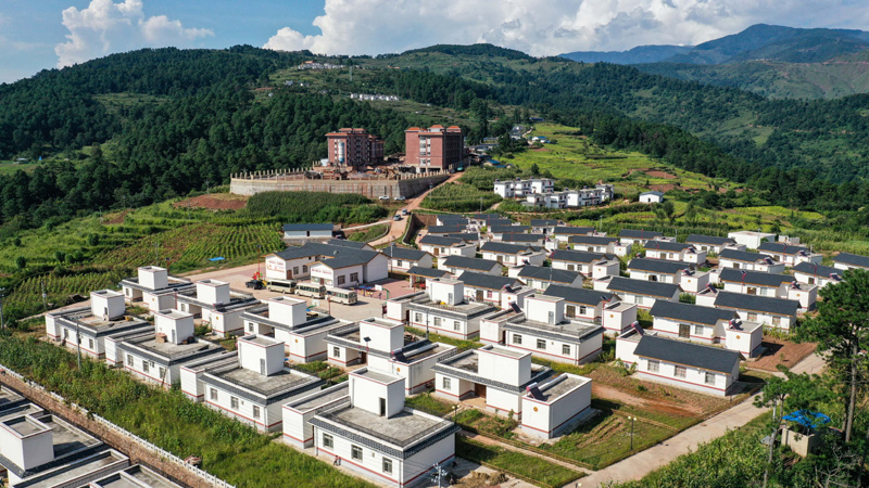 2020年9月2日拍摄的四川省凉山彝族自治州普格县荞窝镇云盘山村的村民新居(无人机照片)。新华社记者 王曦 摄.jpg