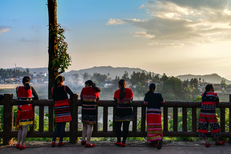 2020年5月15日,云南省腾冲市清水乡三家村中寨司莫拉佤族村村民在广场上休息。新华社记者 胡超 摄.jpg