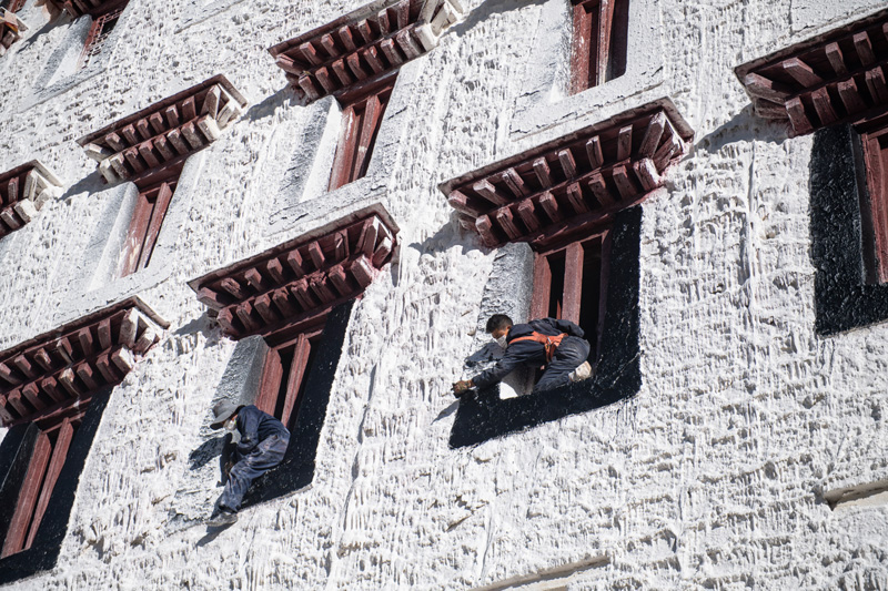 2021年10月21日,工作人员进行布达拉宫年度粉刷工作。新华社记者 孙瑞博 摄.jpg