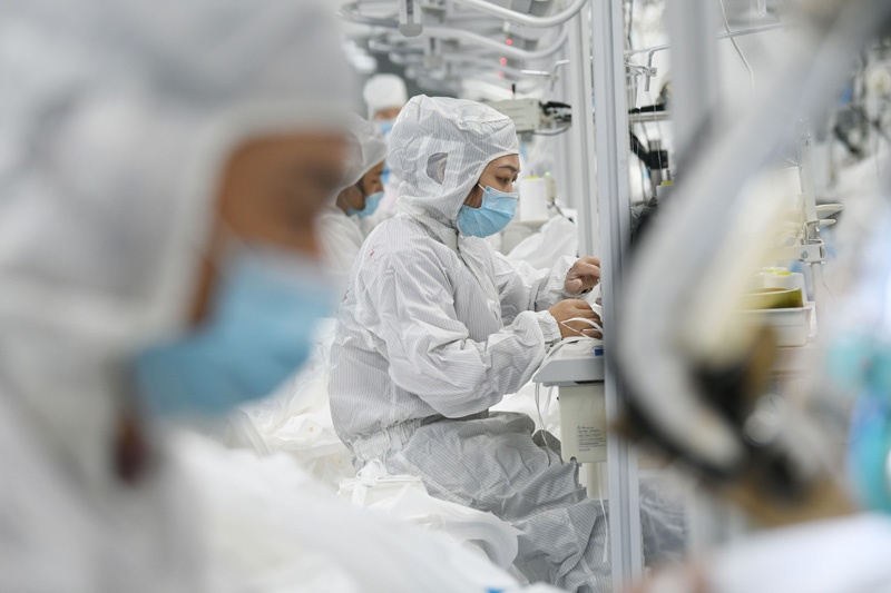 2022年4月27日,福建省福州市仓山区一家民营企业的工人在缝制防护服。新华社发(王旺旺 摄).jpg