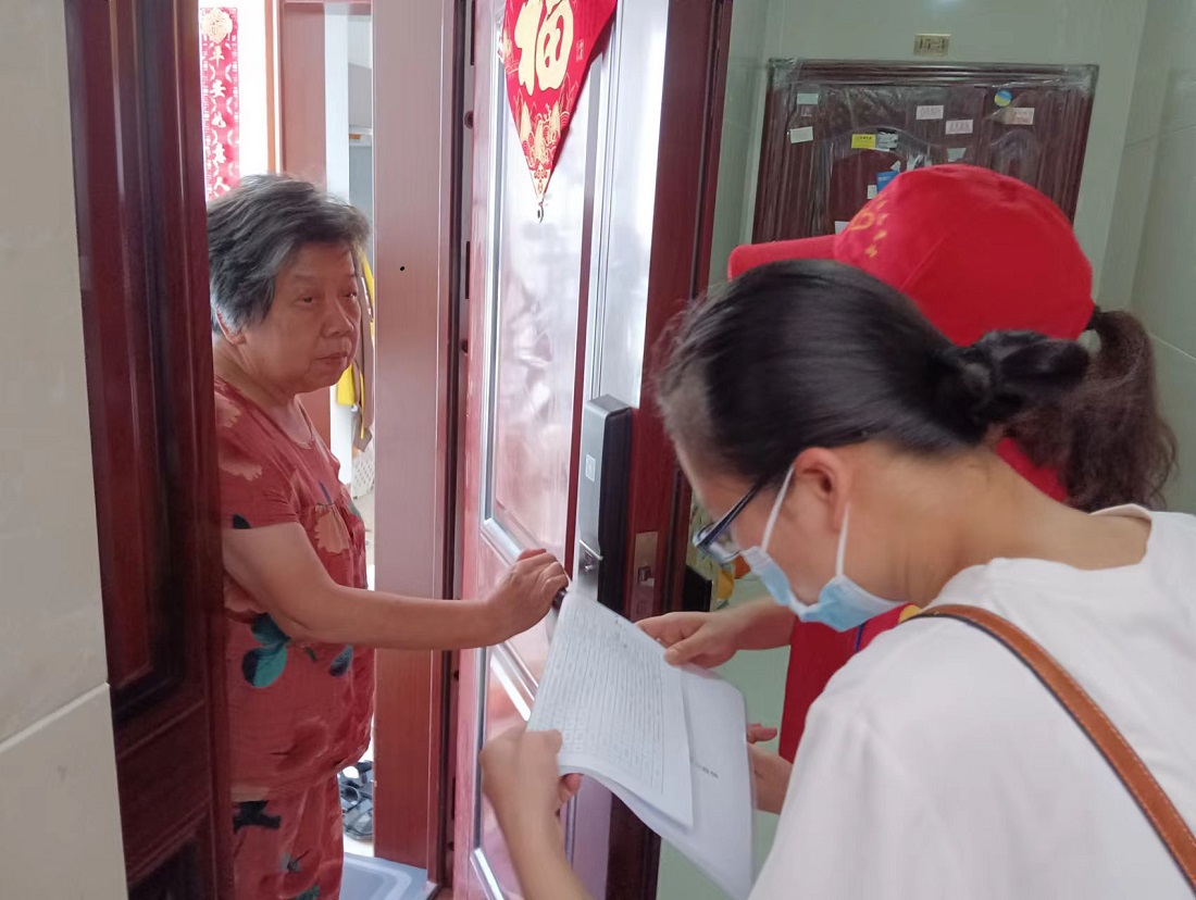志愿者开展老年人新冠疫苗接种入户宣传1.jpg