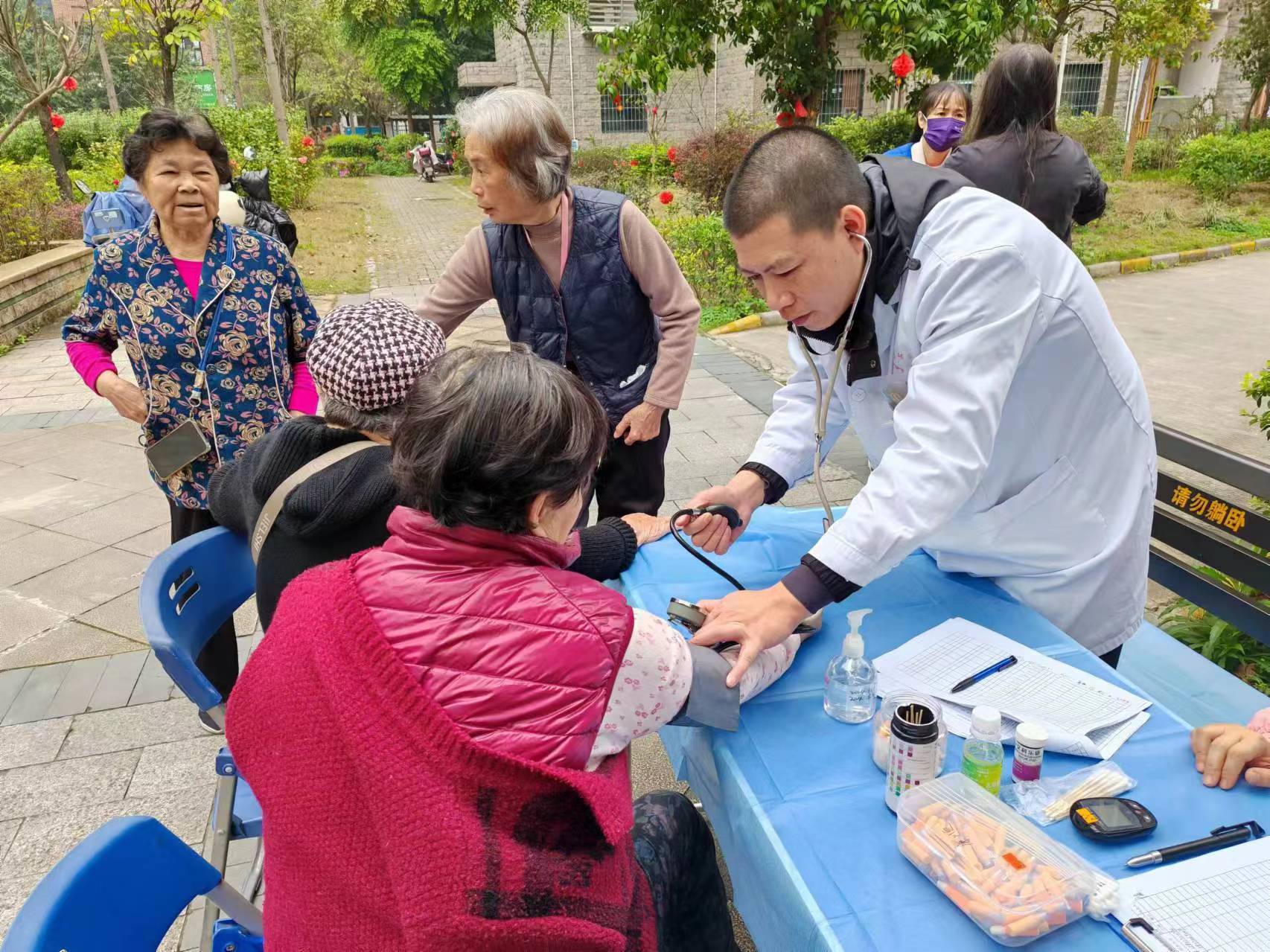 20240325康顺社区开展健康家庭义诊宣传活动 (2).jpg