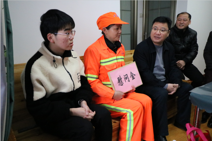 柳州城中区委领导春节前走访慰问困难职工家庭、环卫工人和防疫人员