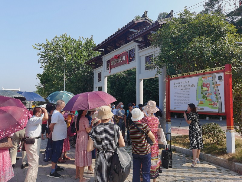 图4:游客参观柳贤清风园.jpg