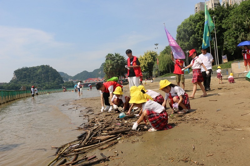 3.“少年河长”开展保护母亲河净滩行动.jpg