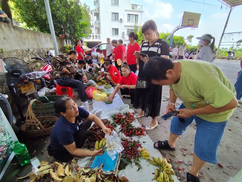 游客们争相购买当地特色水果.jpg