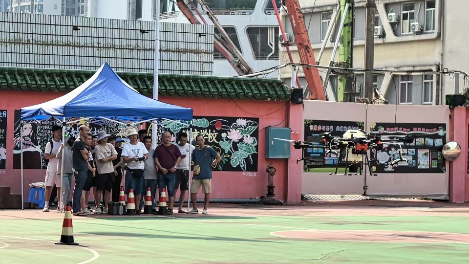 学员们试飞无人机.jpeg