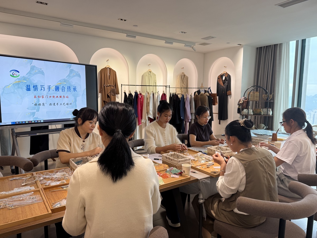 图一:城中区“妈妈岗”非遗手工艺灵活用工活动活动现场.jpg