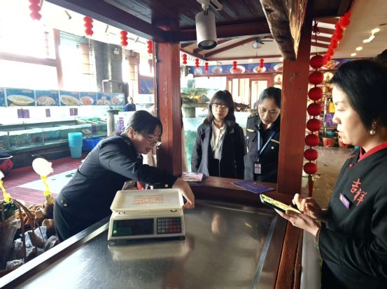 城中区市场监管局开展电子计价秤检查 筑牢节日消费“公平秤”