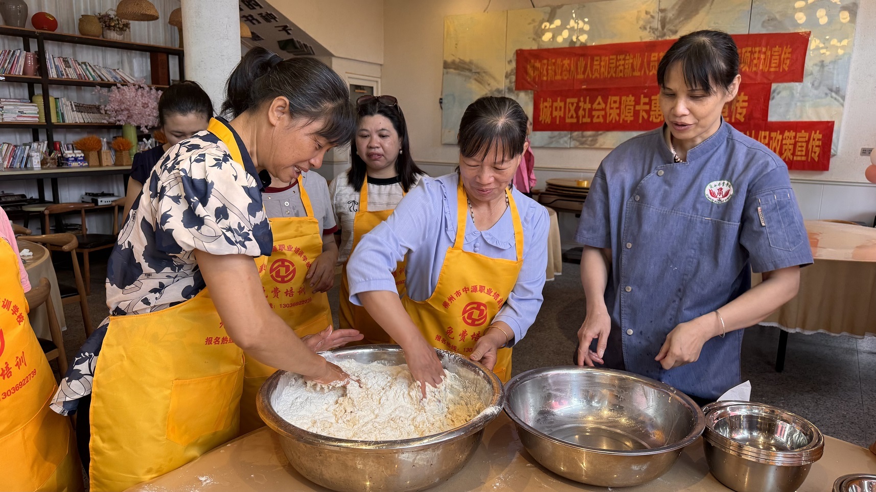 村民们学习发面.jpg