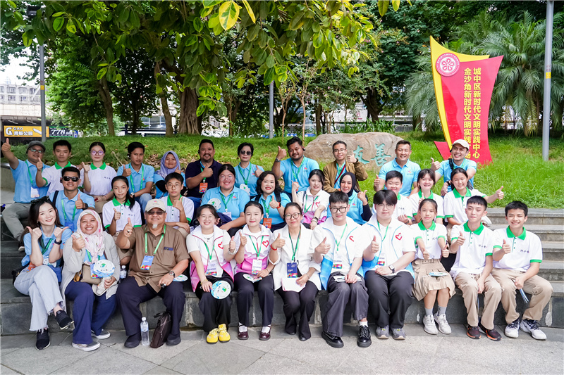 中国-东盟青年营营员与志愿者在柳江文化带友善主题区合影.jpg
