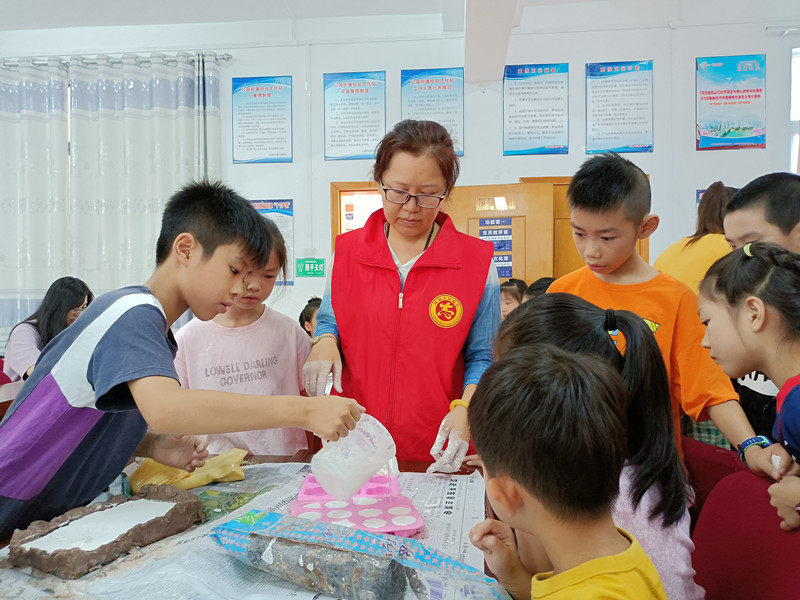 图为志愿者老师指导小朋友制作2.jpg