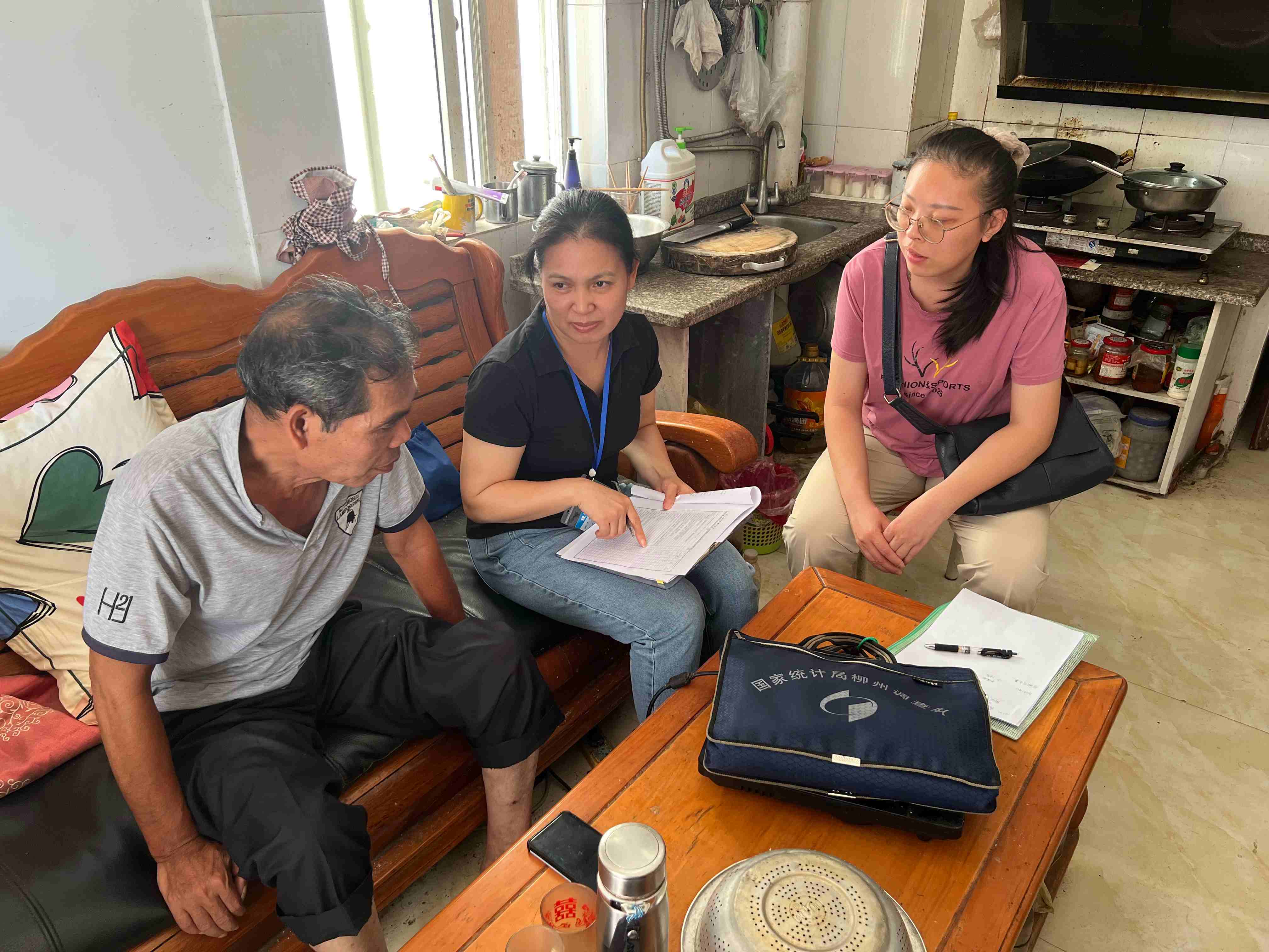 国家统计局柳州调查队联合社区开展住户调查走访 夯实源头数据质量.jpg
