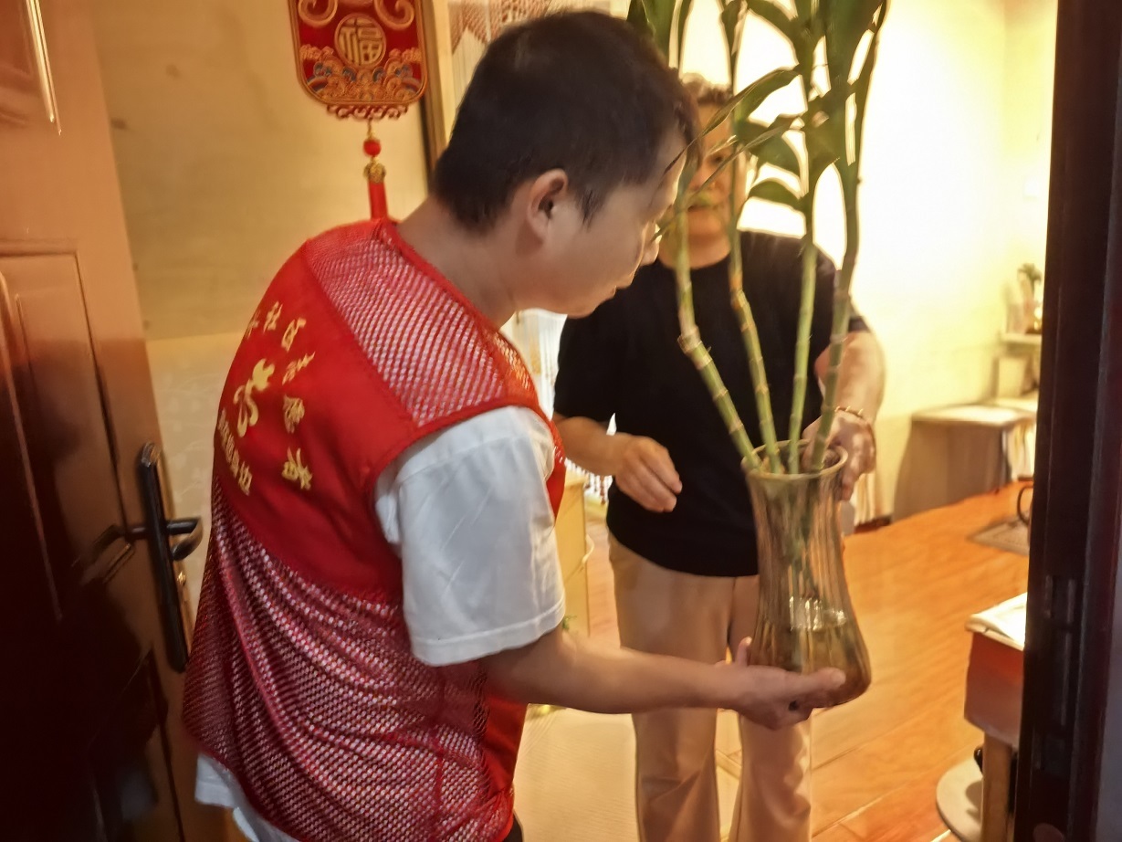 2025年9月8日柳州市城中区河东街道山水社区开展“党建引领聚合力 防蚊灭蚊护家园”志愿服务活动(二).jpg