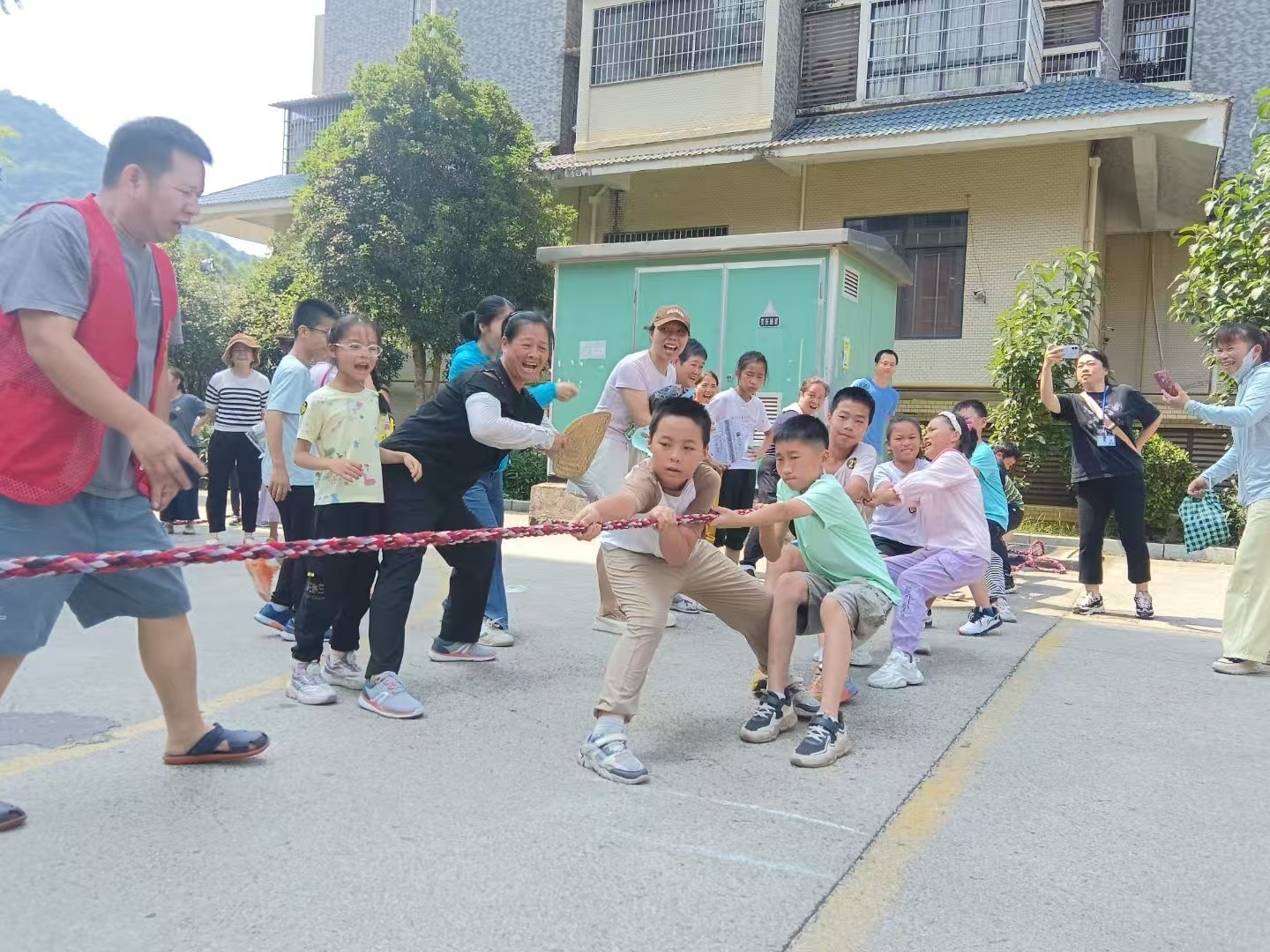 2026年鹿园社区联合关工小组开展“青春跃动 运动飞扬” 六一青少年趣味运动会活动照片.jpg
