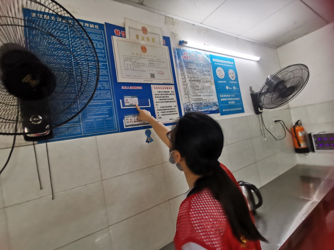 2024年10月8日柳州市城中区河东街道山水社区开展辖区沿街商铺”门前三包“及食品卫生检查行动(图片二) (2).jpg