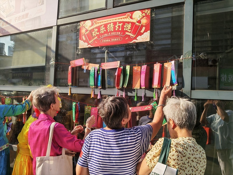 图为居民正在进行猜灯谜活动.jpeg