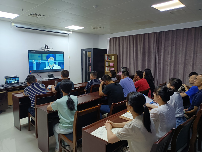 城中区应急局党委党支部观看《中国医生》.jpg
